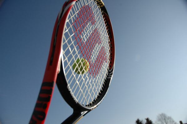 Bild på ett tennisrack: foto